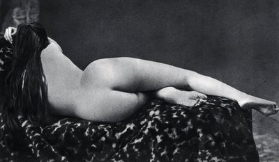 Nackte Frau, die um 1860 auf dem Rücken liegt. Anonyme Fotografie von Unknown photographer