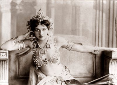Porträt von Margaretha Geertruida Zelle, bekannt als Mata Hari, niederländische Tänzerin und Spionin von Unknown photographer