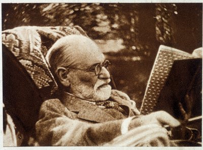 Porträt von Sigmund Freud beim Lesen - in "Vu" vom 20.07.1932 von Unknown photographer