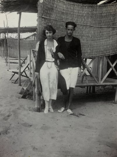 Porträt eines Paares am Strand, Versilia von Unknown photographer