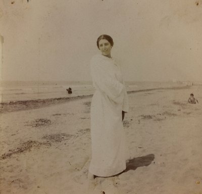 Porträt am Strand in Forte dei Marmi, Versilia, um 1910 von Unknown photographer