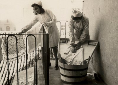 Einige Frauen beim Waschen in der Mädchenschule für Berufsausbildung "Regina Elena" in Imola, heute Mittelschule "Innocenzo da Imola" von Unknown photographer