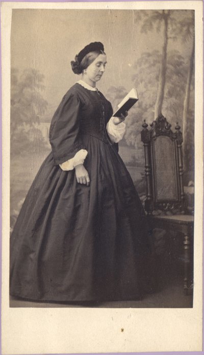 Frau mit einem Buch, ca. 1860 von Unknown photographer