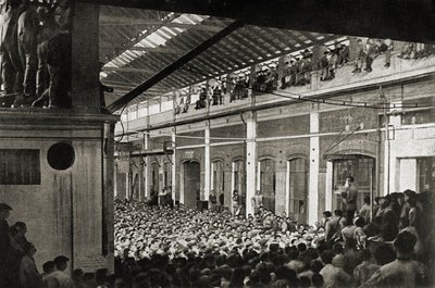 Arbeiter versammelt in einer Fabrik in Turin während des Biennio Rosso 1920, Geschichte der Arbeiterbewegung von Unknown photographer