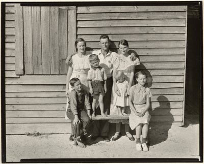 Sharecropper-Familie, Hale County, Alabama / Burroughs-Familie, Hale County, Alabama von Walker Evans