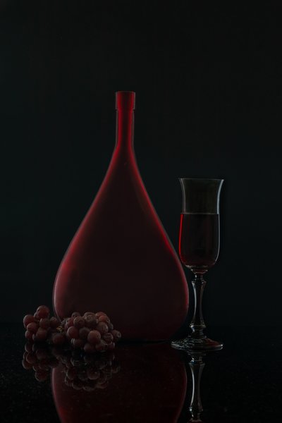 Elegantes Rotes Wein-Stillleben von Wendy Xu