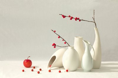 Rote Beeren, weiße Vasen von Wendy Xu