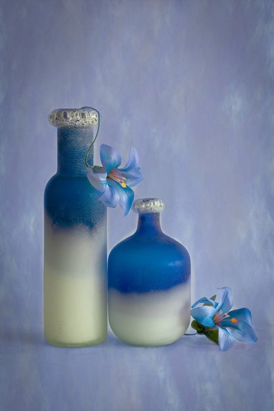 Serenes Blaues Stillleben von Wendy Xu