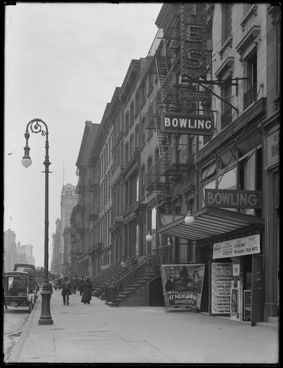 Bowlingbahn-Schild in der 248 W. 14th Street, New York City, 2. Mai 1916 von William Davis Hassler