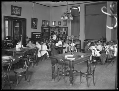 Kinder lesen im Lesesaal einer nicht identifizierten Filiale der Queens Borough Public Library, ca. 1910 von William Davis Hassler
