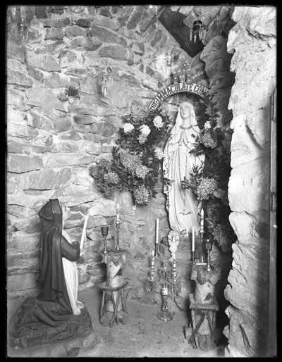 Grotte mit Schrein für die Jungfrau Maria, Seton Hospital, Spuyten Duyvil, Bronx, 2. November 1914 von William Davis Hassler