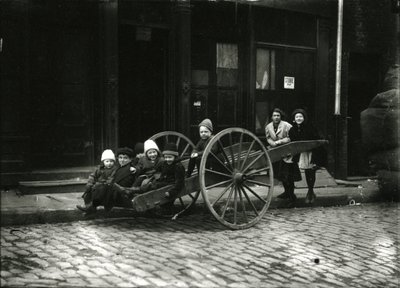 Gruppe von Kindern im Wagen, mit Mädchen und Frau dahinter, ca. 1910-21 von William Davis Hassler