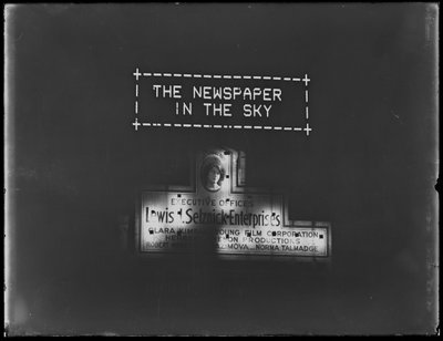 Beleuchtetes Schild für Werbung und Flutlichtschild für Selznick Enterprises, New York City, Januar 1917 von William Davis Hassler