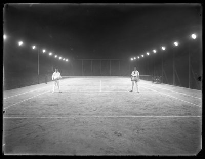Zwei junge Männer auf einem unbekannten Sandtennisplatz bei Nacht, Juli 1915 von William Davis Hassler
