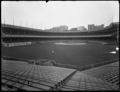 Blick auf die Polo Grounds von den Tribünen zum Spielfeld und zur Haupttribüne, New York, 3. Juli 1914 von William Davis Hassler