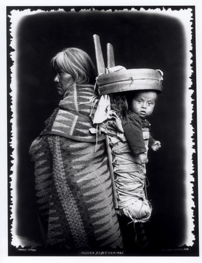 Navaho-Frau mit einem Kind auf dem Rücken, um 1914 von William Carpenter