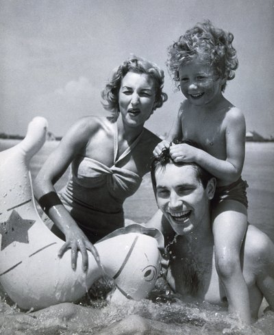 Glückliche Familie am Meer, ca. 1937 von Zoltan Glass