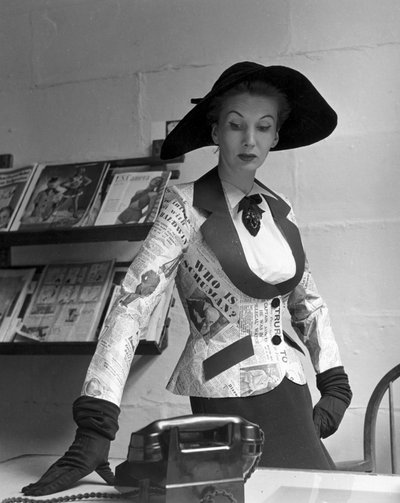 Mannequin mit Jacke aus Zeitungspapier von Zoltan Glass