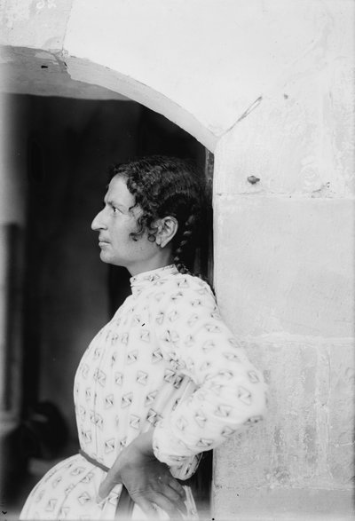 Eine Samariterin aus Nablus, ca. 1920 (s/w Foto) von . .