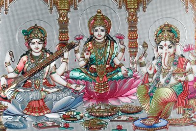 Lakshmi, die Frau von Vishnu, ist die Göttin des Wohlstands, des Glücks und der Schönheit. Ganesh. von . .