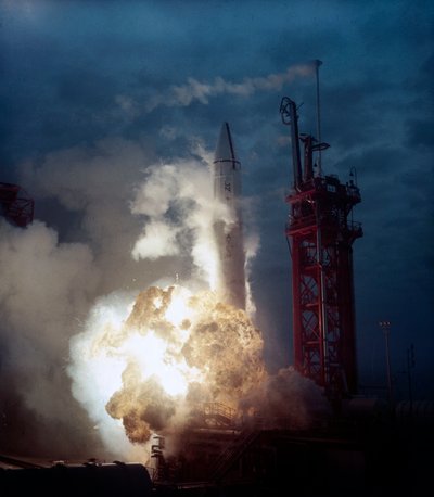 Trägerraketen, USA Rakete explodiert auf der Startrampe, frühe 1960er Jahre von Frederick (attr. to) Barnard