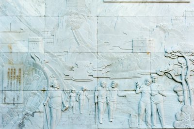 Marmorrelief, das Menschen darstellt; Große Mauer; Jinshanling-Abschnitt; Volksrepublik China von Frederick (attr. to) Barnard