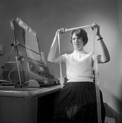 Modell 803 Computer: Ingenieurin arbeitet an der Bandkorrektur von Frederick (attr. to) Barnard