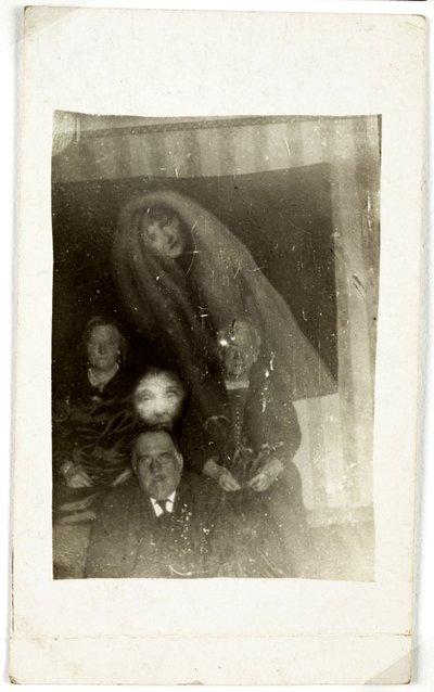 Paranormales Phänomen: Porträt von drei alten Personen, der Geist einer Frau, die hinter ihnen erscheint, ca. 1920 (Fotografie von William Hope) von Frederick (attr. to) Barnard
