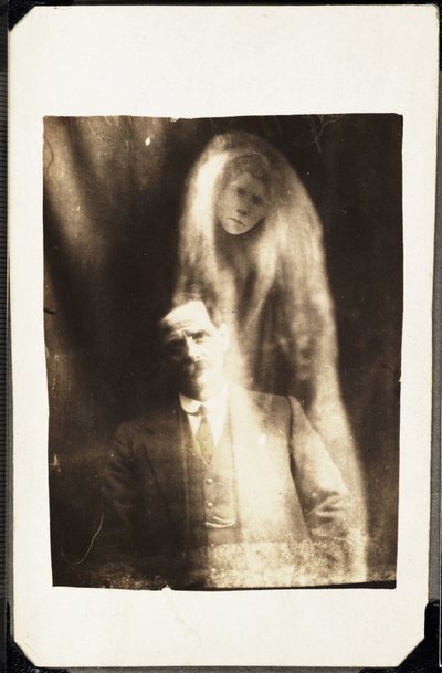 Paranormales Phänomen: Porträt eines Mannes und des Geistes seiner Frau, die hinter ihm erscheint, ca. 1920 (Fotografie von William Hope) von Frederick (attr. to) Barnard