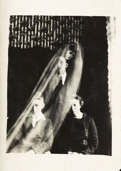 Paranormales Phänomen: Porträt einer Frau und zweier Männer, und der Geist einer Frau, die hinter ihnen erscheint, ca. 1920 (Fotografie von William Hope) von Frederick (attr. to) Barnard