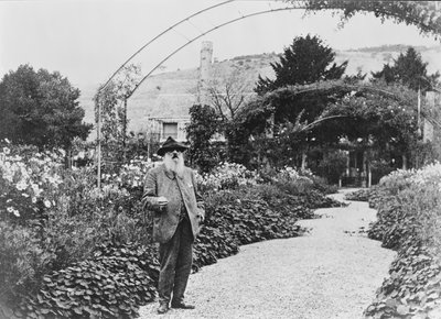 Claude Monet in seinem Garten in Giverny, 1925 von French Photographer