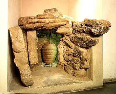 Rekonstruktion eines etruskischen Grabes mit einer Urne von after Etruscan