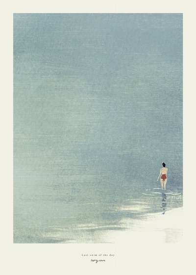 Frau im ruhigen Wasser von longwayhome