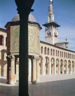 Mit Blick auf das Treasury (Bayt almal) und dem Nord Minarett im Hof