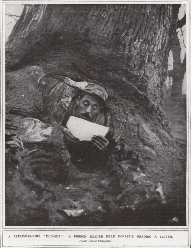Ein Peter-Pan-ähnlicher "Dug-out", ein französischer Soldat in der Nähe von Monastir, der einen Brief liest von (after) English photographer