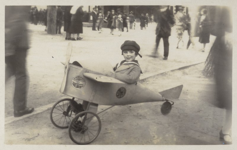 Junge in einem Spielzeugflugzeug von (after) English photographer