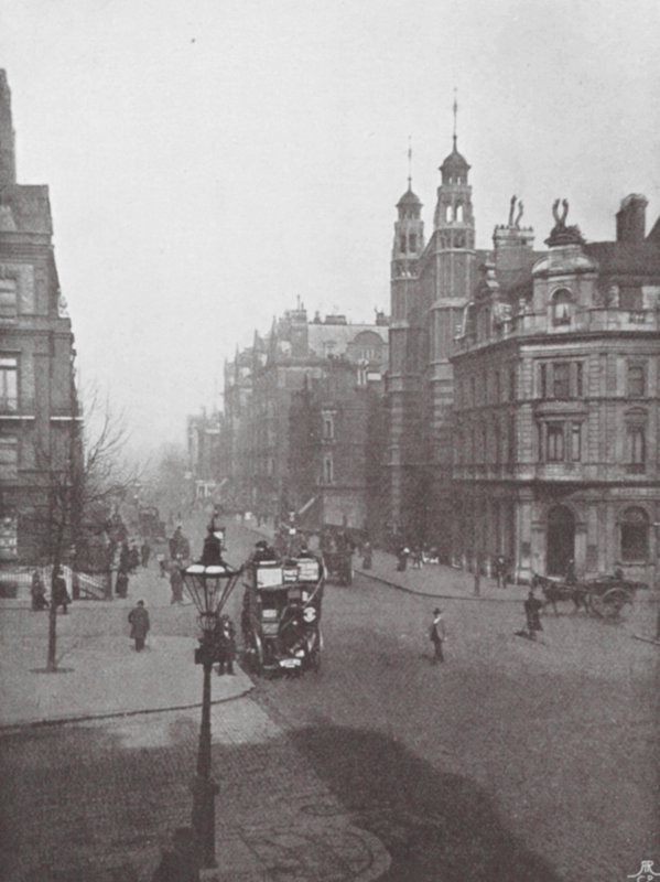Sloane Square und Straße, und Holy Trinity Church von (after) English photographer