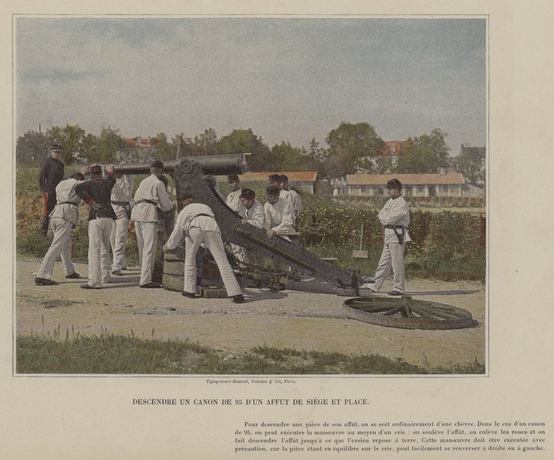 95-mm-Kanone von einem Belagerungslafette absenken und platzieren von (after) French Photographer