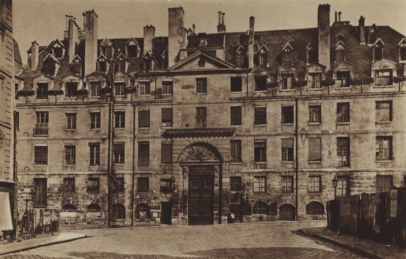 Der Haupteingang des Lycee Louis-le-Grand im Jahr 1887 von (after) French Photographer