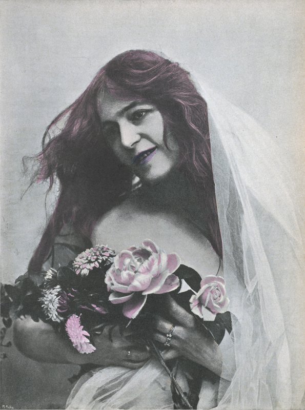 Porträt einer Frau mit einem Blumenstrauß (farbiges Foto) von (after) French Photographer