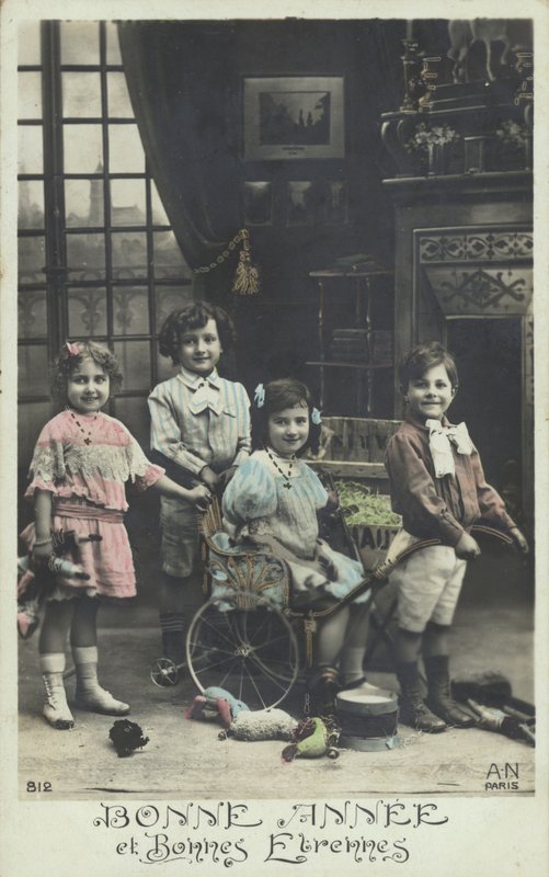 Gruppe spielender Kinder von French Photographer