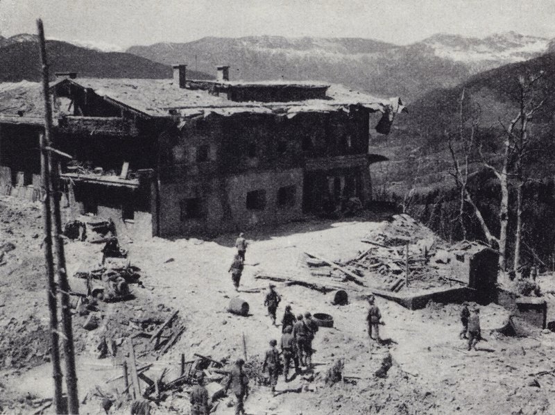 Amerikanische und französische Truppen inspizieren die Ruinen von Adolf Hitlers Rückzugsort in Berchtesgaden in den bayerischen Alpen, Zweiter Weltkrieg, Mai 1945 (s/w Foto) von American Photographer (after)