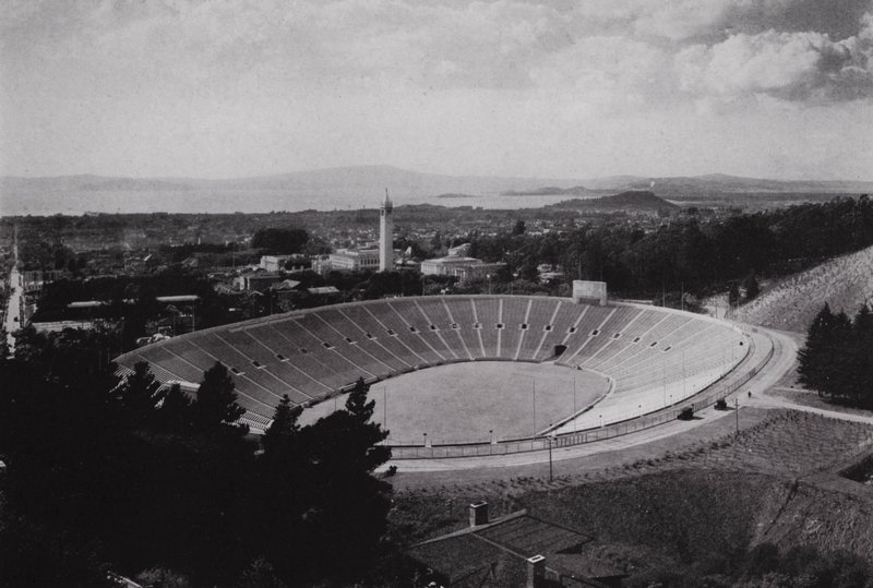 Kalifornien: Berkeley, Memorial Stadium der University of California, mit 75.000 Sitzplätzen von American Photographer (after)