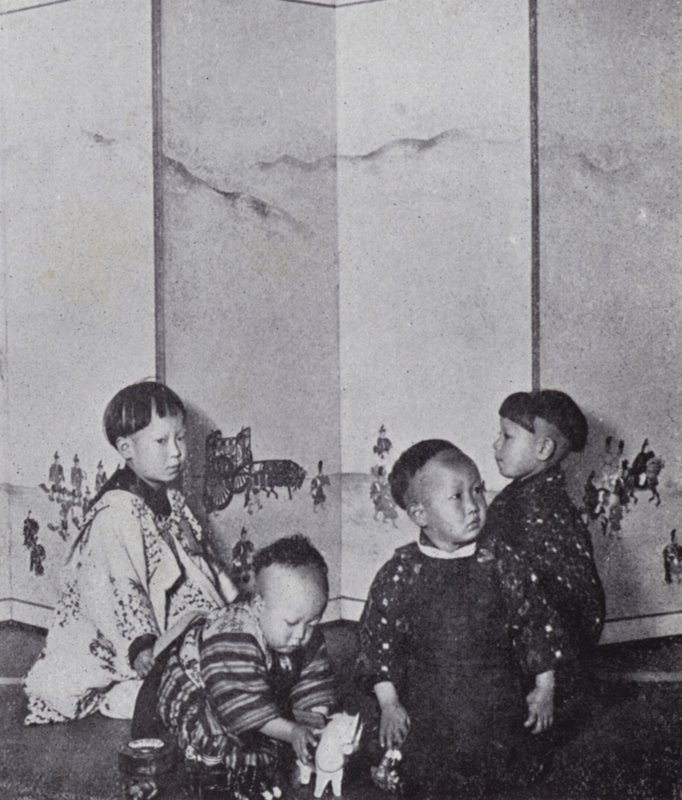 Japanische Babys beim Spielen (s/w Foto) von American Photographer (after)