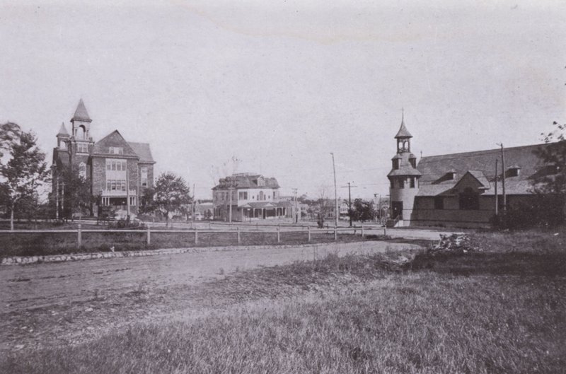 Old Orchard Beach, Maine: Rathaus und öffentliche Bibliothek; Postamt; St. Margaret