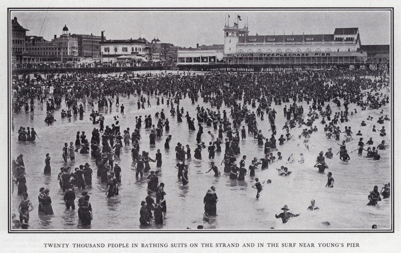 Zwanzigtausend Menschen in Badeanzügen am Strand und in den Wellen nahe Young