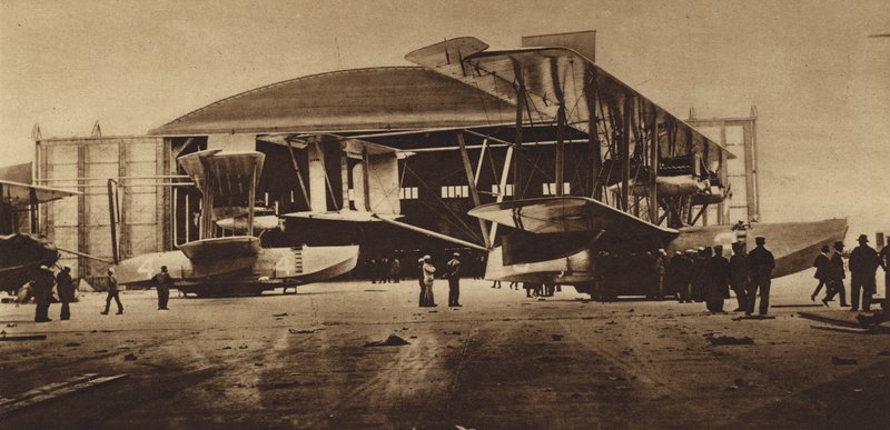 Amerika im Ersten Weltkrieg: NC-3 und NC-4 vor ihrem Hangar bereit für den transatlantischen Flug (s/w Foto) von American Photographer