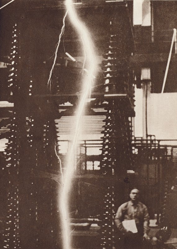 Entladung von künstlichem Blitz aus einem Fünf-Millionen-Volt-Generator (s/w Foto) von American Photographer