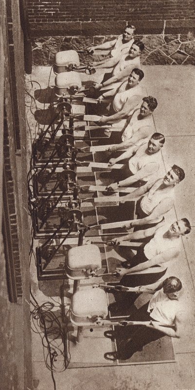 Elektrische Vibrationsmaschinen zur Fitness und Gewichtsabnahme (s/w Foto) von American Photographer