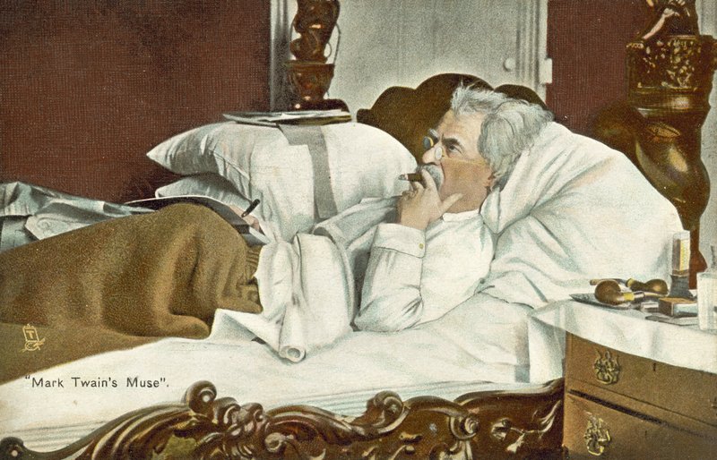 Mark Twain, im Bett liegend, eine Zigarre rauchend von American Photographer